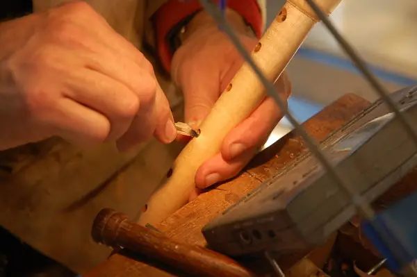 Luthier puliendo con sumo cuidado cada detalle del instrumento.